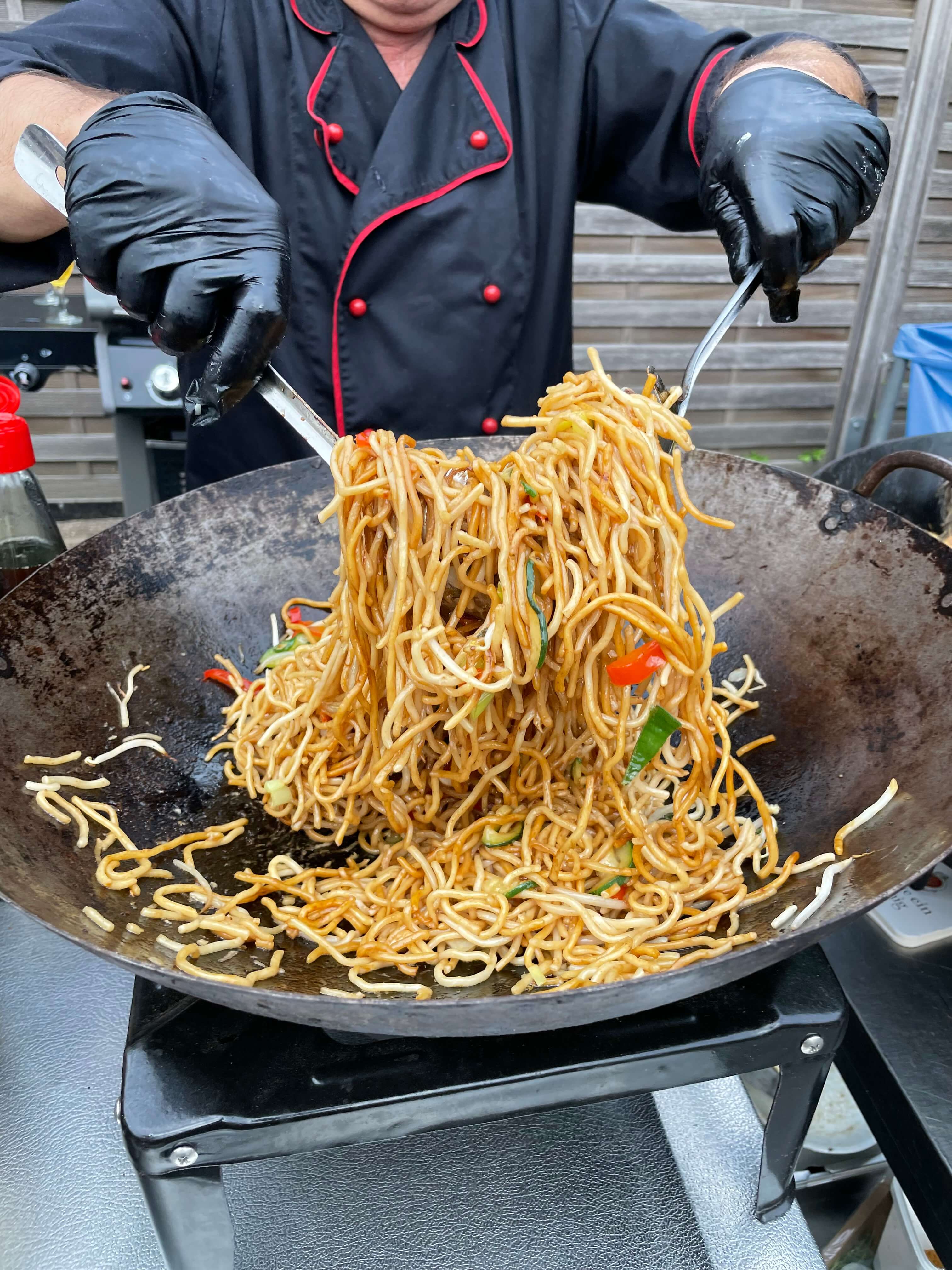 Gro&szlig;er Saal mit dekorierten Tischen