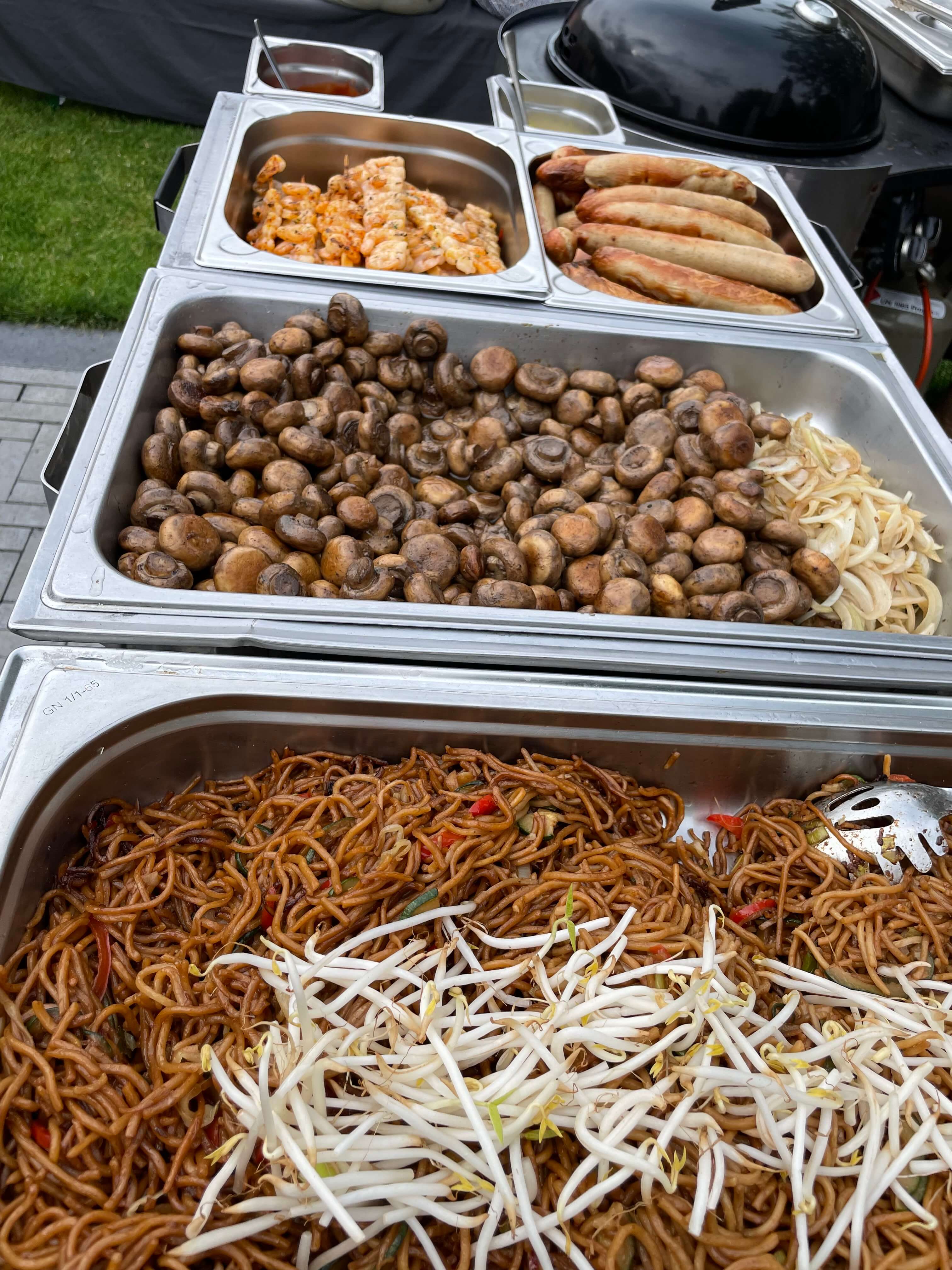 Gro&szlig;er Saal mit dekorierten Tischen